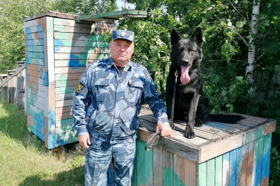 Вячеслав Дублей вместе со своим псом Илюшей. Фото: УФСИН по Алтайскому краю