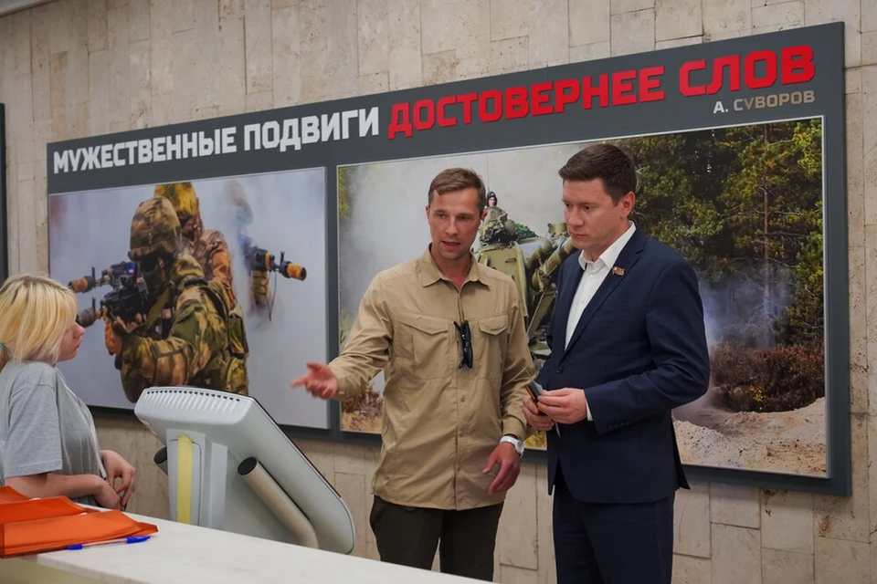 Депутат Александр Козлов (справа) посетил единый пункт отбора на контрактную службу на улице Яблочкова.