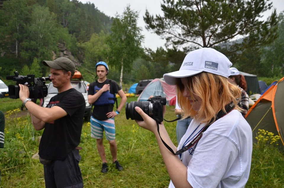 Школьные журналисты сняли репортаж о фестивале «Песчаная» в Смоленском районе. Фото: Сергей Кулыгин