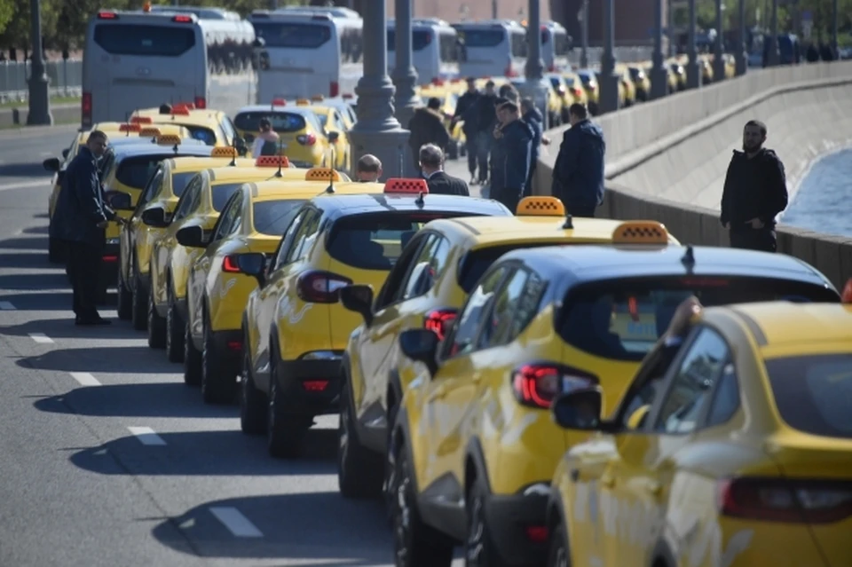 Уже этой осенью цены на такси в России могут вырасти в несколько раз из-за новых правил для агрегаторов