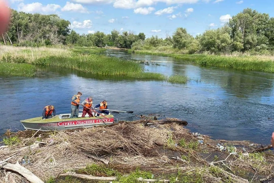 Специалисты освобождали русло с помощью тяжелой техники и лодки. Фото: МУП «САТУ»