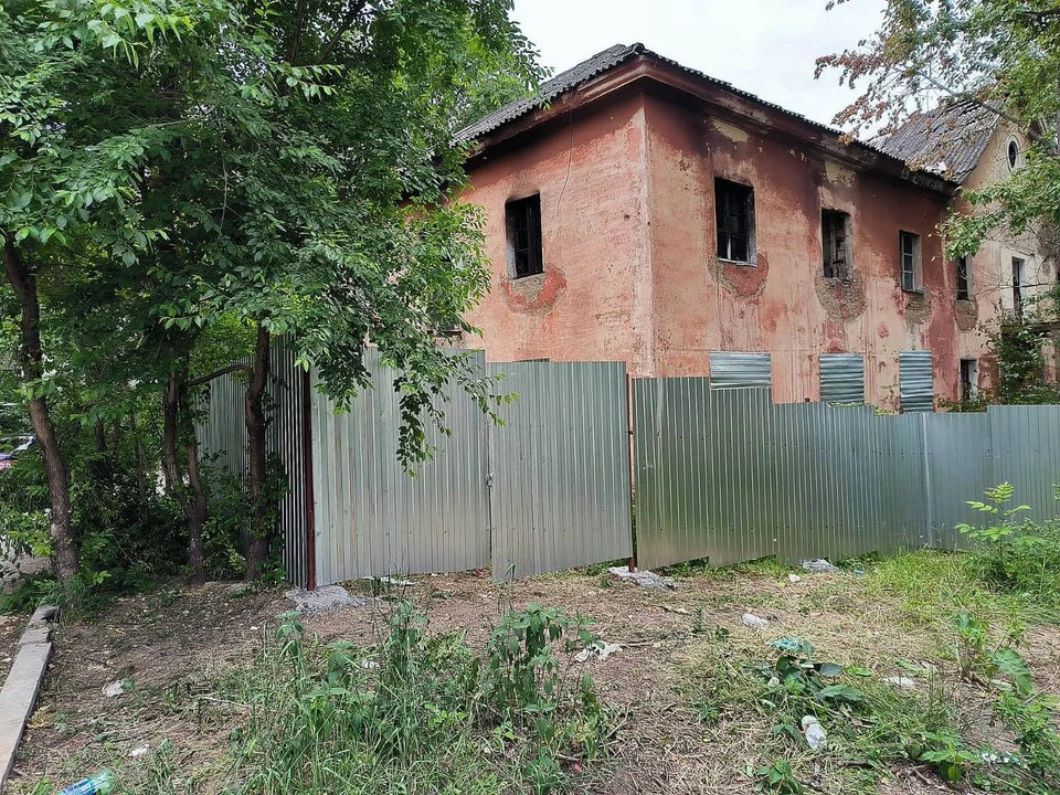 Заброшенное здание оградили в Хабаровском крае Фото: прокуратура Хабаровского края