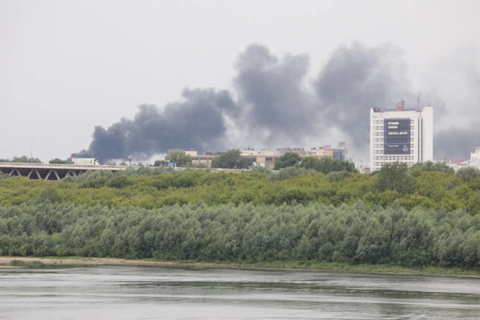 Умер водитель фуры, пострадавший при пожаре на лакокрасочном заводе в Нижнем Новгороде. ФОТО: Александр Воложанин.