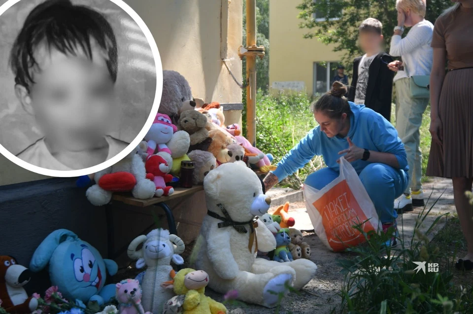 Во двор, где жил 6-летний Далер, горожане приносят цветы и игрушки