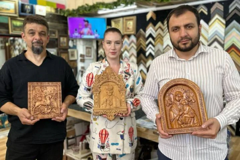 Мастера из Кисловодска вручную вырезали из дерева иконы