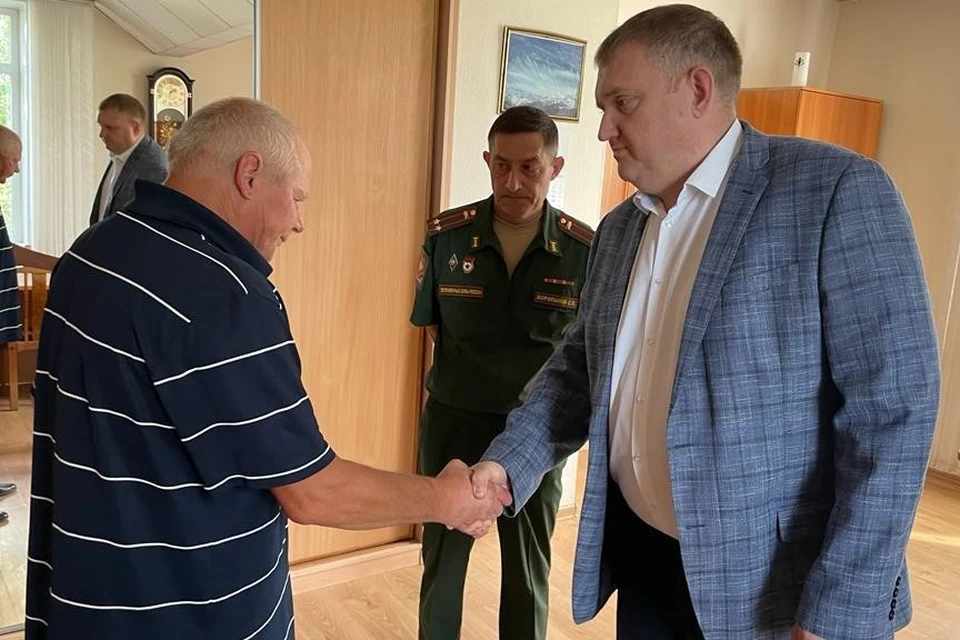 Вспоминая о сыне, его отец, Николай Николаевич, не может сдержать слез. Фото: администрация Орска