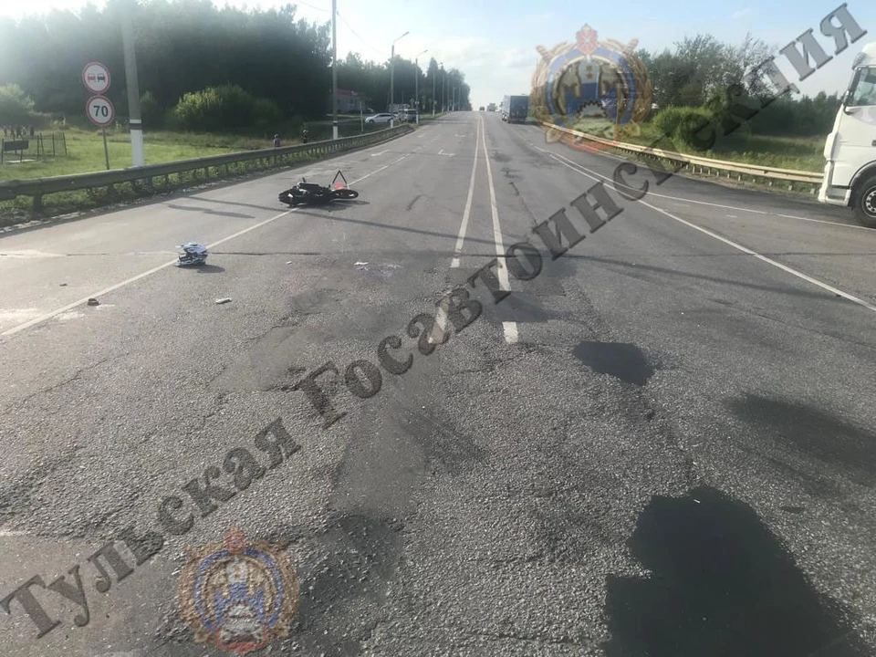 Двое юных мотоциклистов врезались в грузовик на трассе в Тульской области