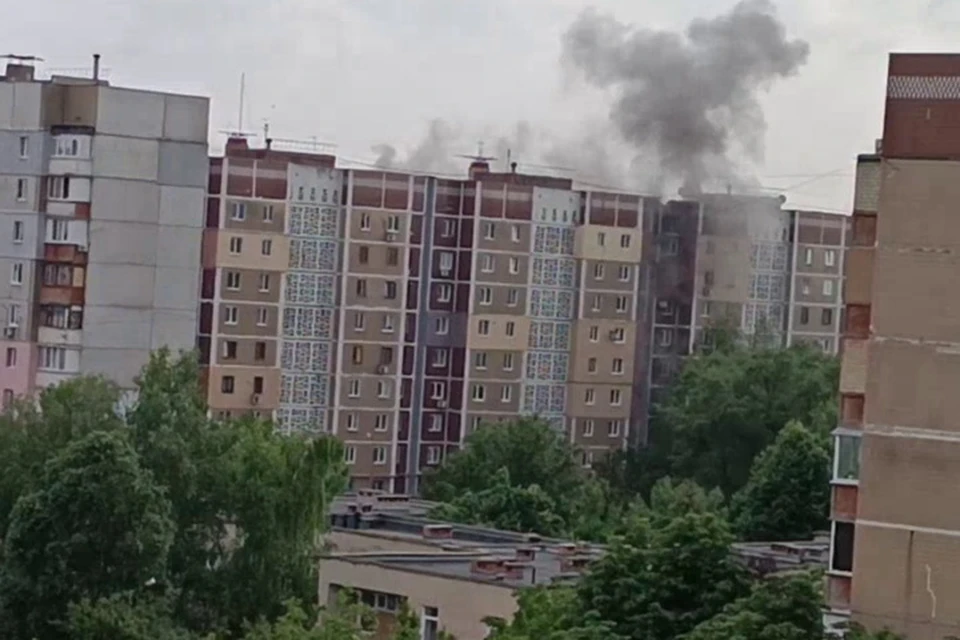 Снаряд попал прямо в квартиру многоэтажки. Фото: Скриншот видео Военный Донецк