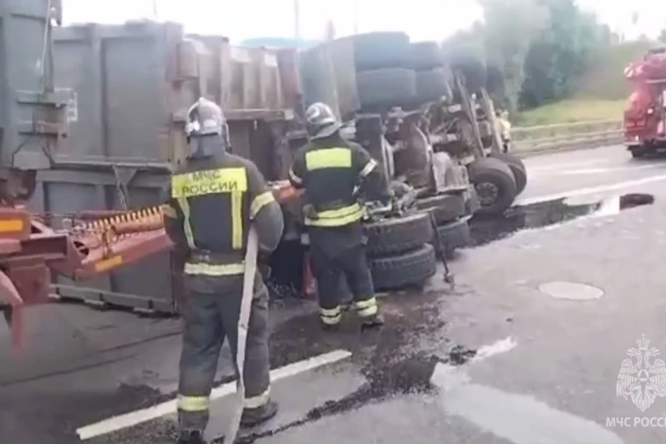 В Чертаново топливо разлилось по проезжей части после опрокидывания грузовика Фото: МЧС России по Москве