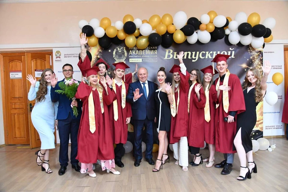 Красные дипломы выпускникам РАНХиГС вручил мэр Хабаровска Фото: администрация Хабаровска