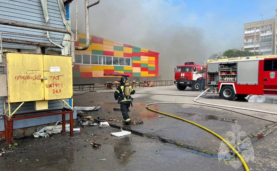 В Новомосковске на улице Мира загорелось здание на территории рынка