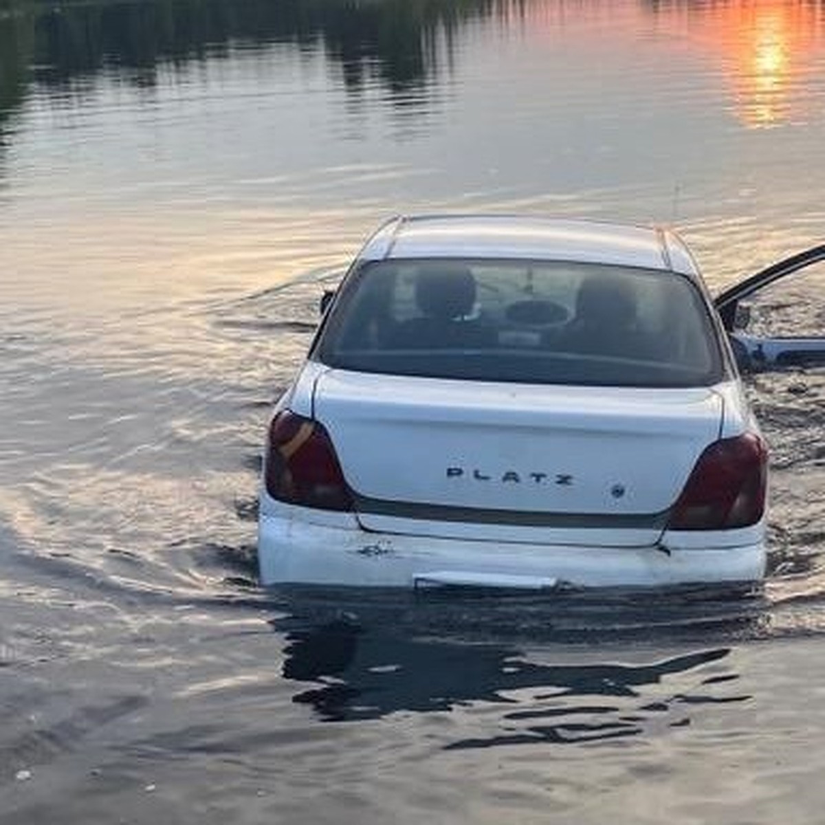 В Ленском районе Якутии водитель иномарки съехал в озеро и утонул - KP.RU