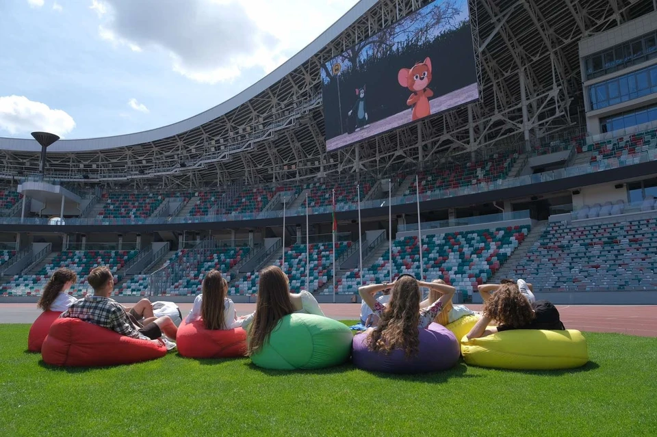Кино в Минске летом 2023 можно смотреть, сидя на футбольном поле. Фото: stadium-dinamo.by