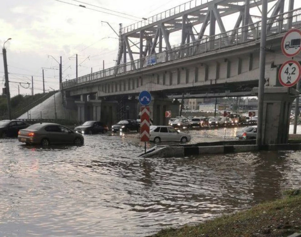 Из-за потопа на дорогах появились заторы. Фото: читатель КП-Челябинск.