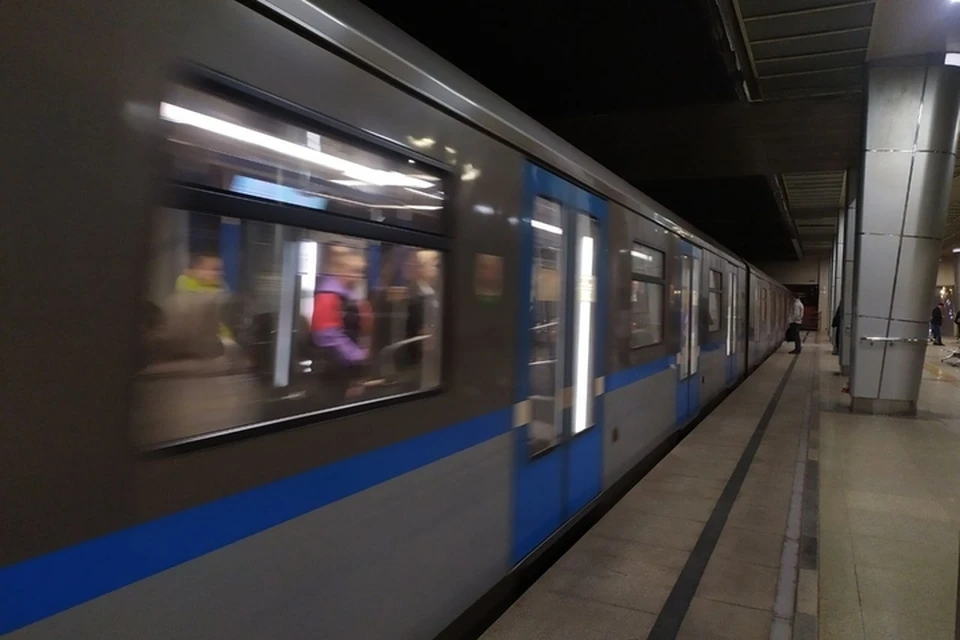 На аверсе жетона в центре расположен новый логотип казанского метро.