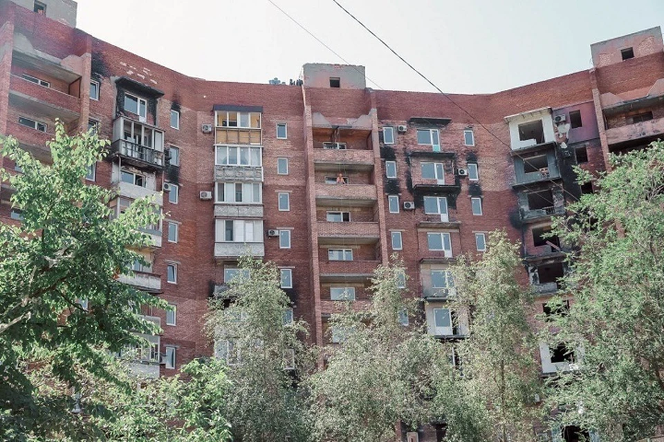 В Мариуполе восстанавливают три девятиэтажки из красного кирпича. Фото: ТГ/ Моргун