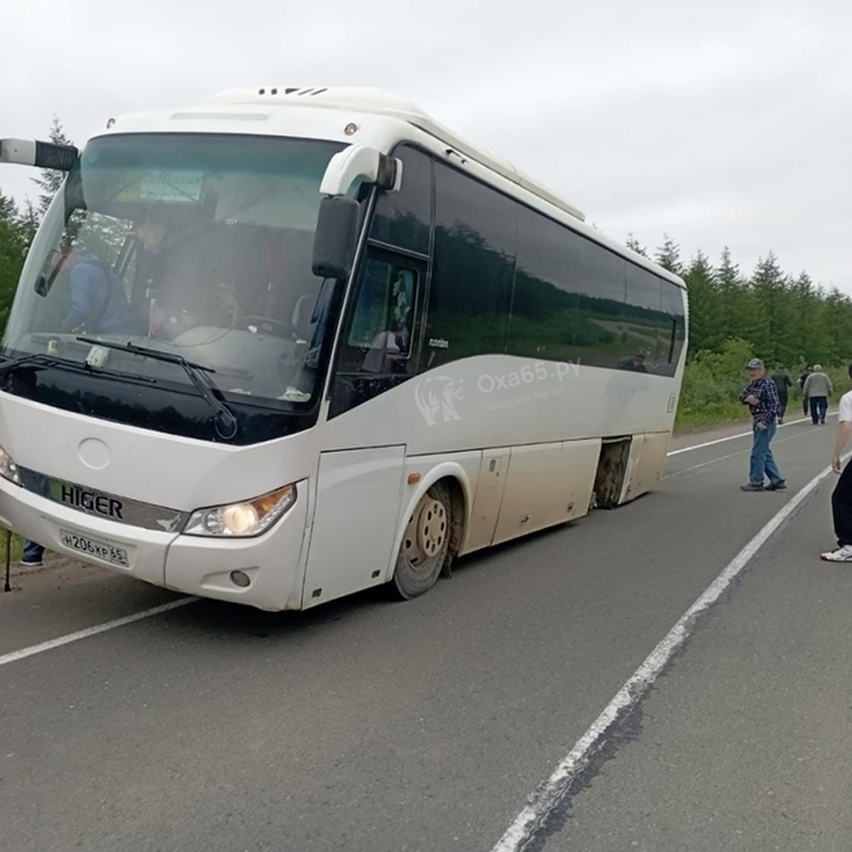 На трассе Ноглики-Оха пассажирский автобус на полном ходу лишился колеса -  KP.RU