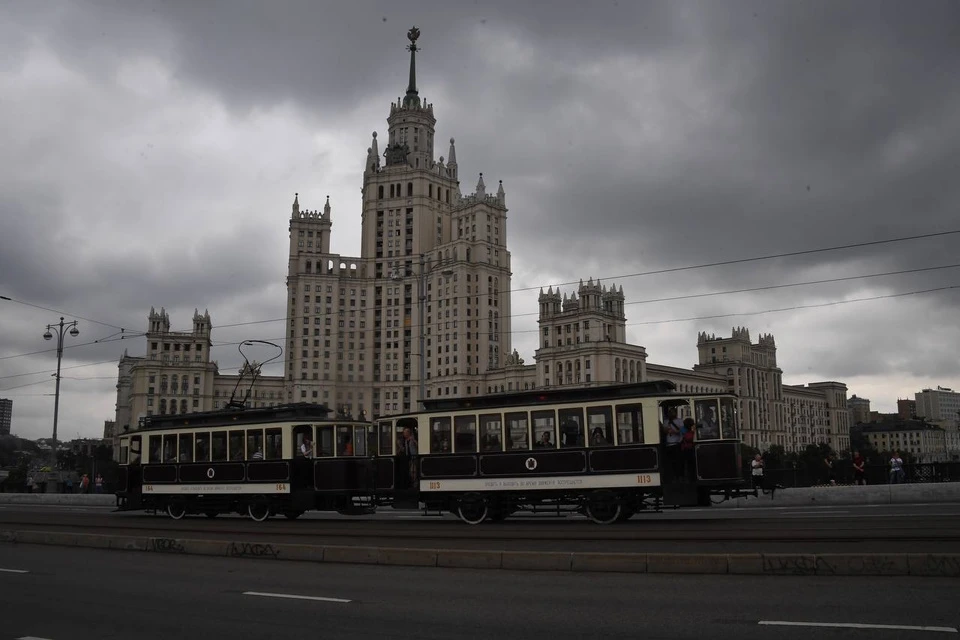 Парад и выставка ретротранспорта началась в столице в честь Дня московского транспорта