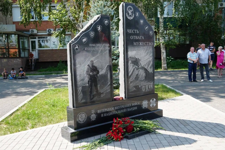 Церемония открытия монумента завершилась возложением цветов и минутой молчания
