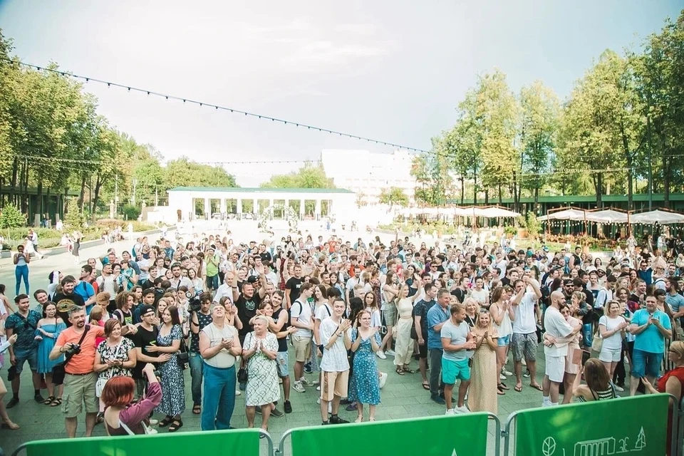 167 нижегородских пар установили рекорд России в парке «Швейцария» по массовому поцелую. Фото: группа «Швейцария» во «ВКонтакте»