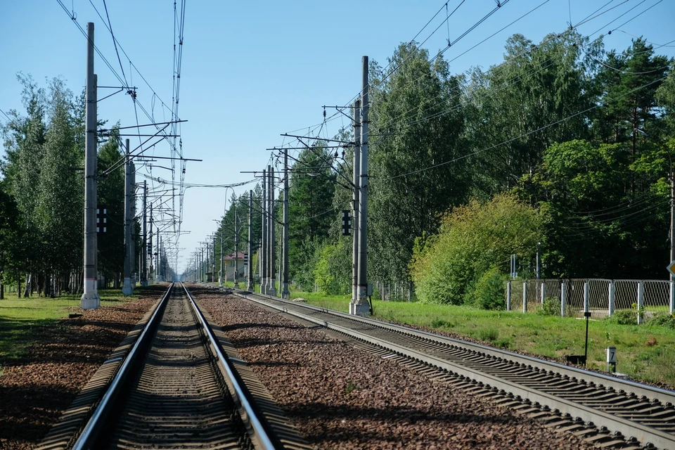 Два человека пострадали на ж/д путях в Петербурге.