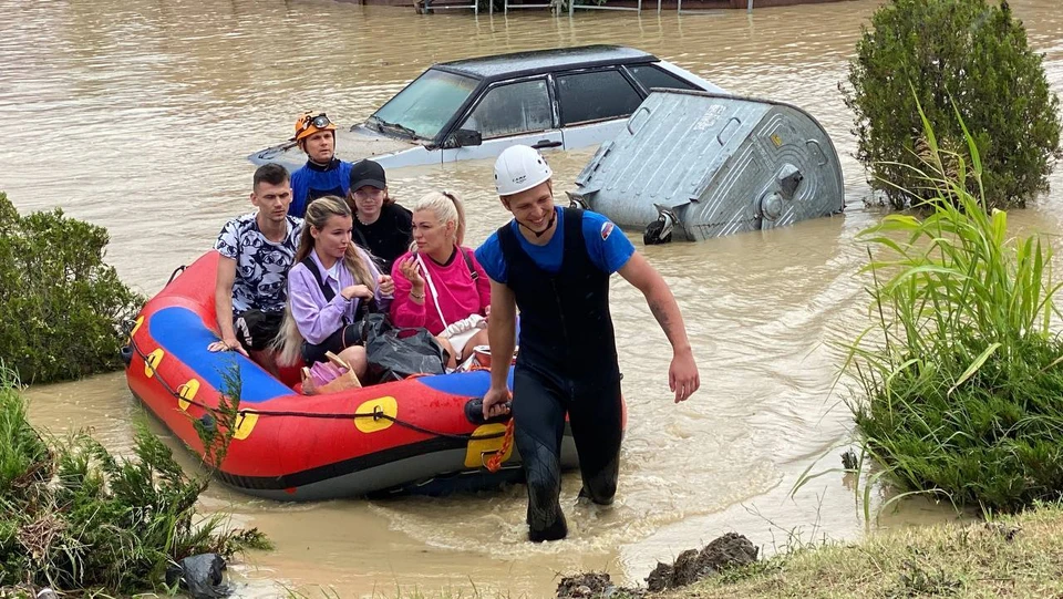 Улицы Сочи скрылись под водой