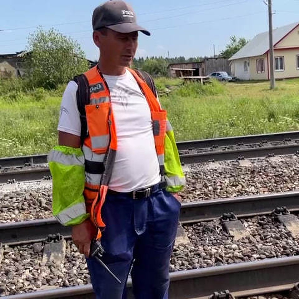 «Под ней дымилась трава»: сотрудник железной дороги в Пермском крае  рассказал, как нашел на рельсах обожженную девочку - KP.RU