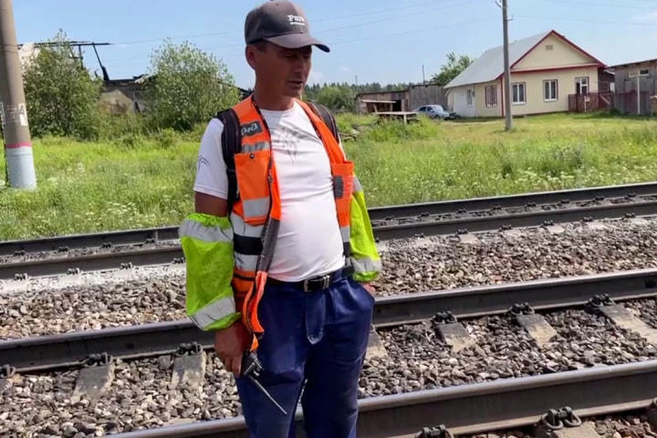 Дежуривший сотрудник железной дороги рассказал о найденной на путях обожженой девочке. Скрин с видео.