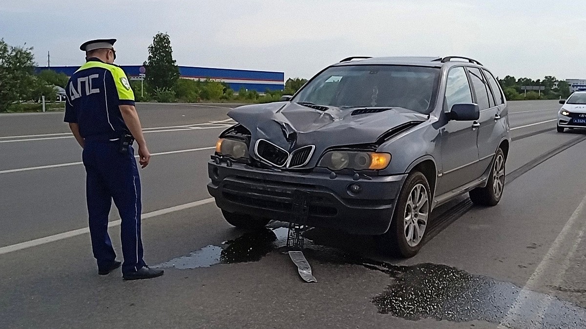 На Кольцовском тракте BMW насмерть сбила молодого парня - KP.RU