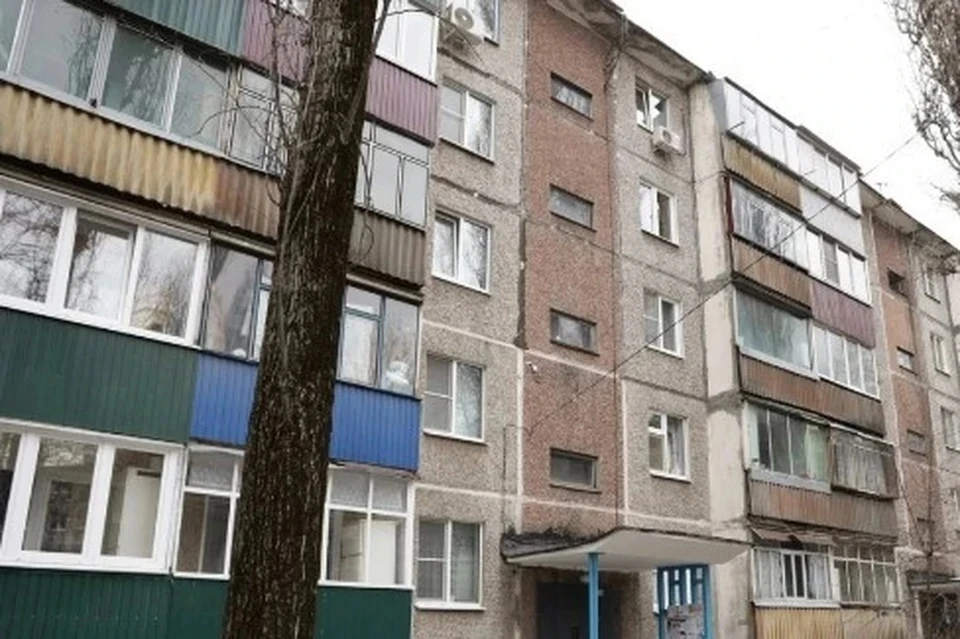 В Липецке принудительно выселили семью из аварийного дома на улице 9 микрорайон