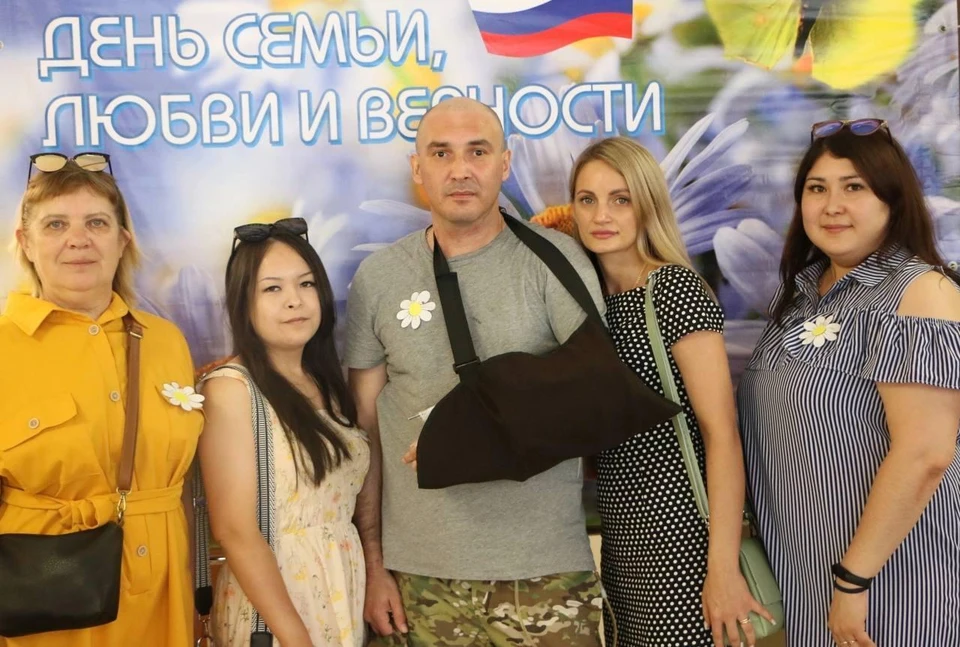 Сейчас боец проходит лечение после ранения. Фото: администрация Адамовского района