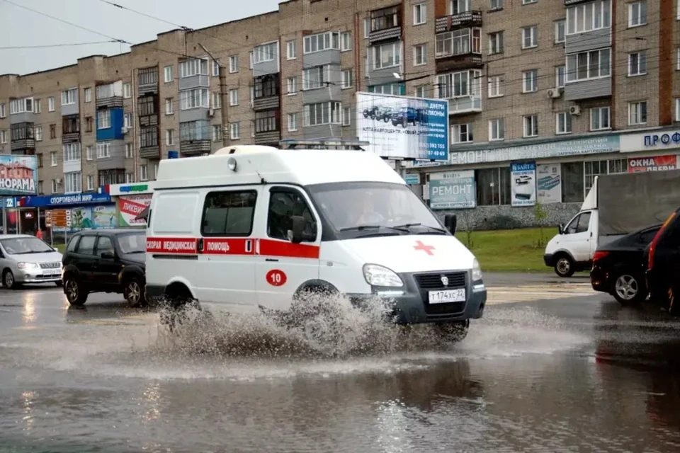 Сильный ливень затопил улицу в Бийске. Фото: Сергей Кулыгин, «Бийский рабочий»
