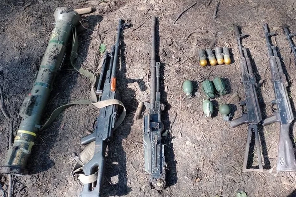 В ЛНР нашли схрон с боеприпасами и оружием в поврежденном БТР ВСУ. Фото - Росгвардия