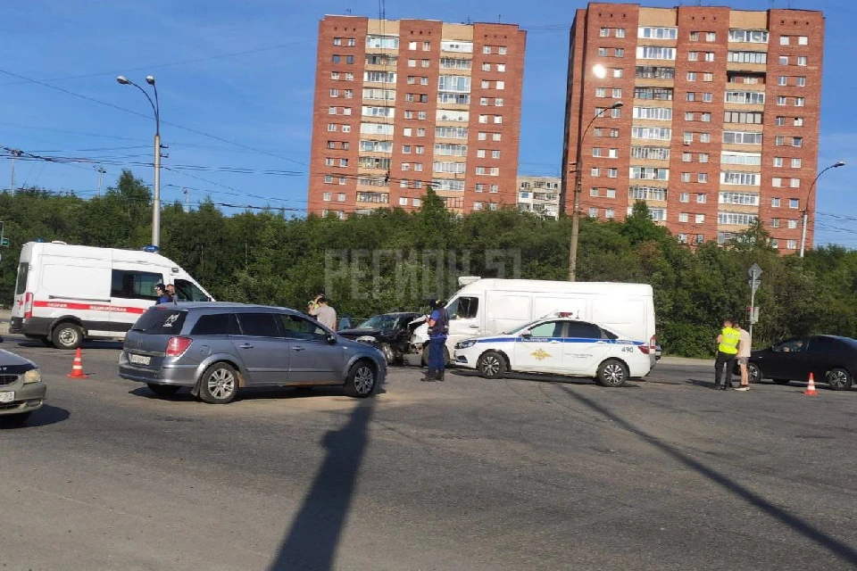 Водителя и двух пассажиров, один из которых несовершеннолетний, доставили в медицинское учреждение. Фото: t.me/region_m51