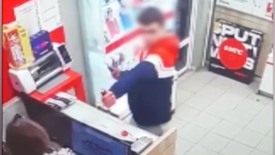 В комиссионном магазине он выручил семь тысяч рублей, которые в итоге потратил на свои нужды.