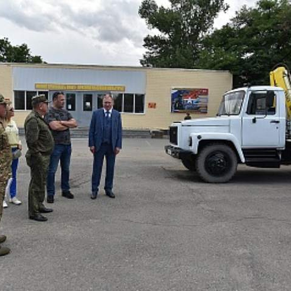 Постоянно на связи с офицерами»: донские парламентарии передали  военнослужащим 11 спецмашин - KP.RU