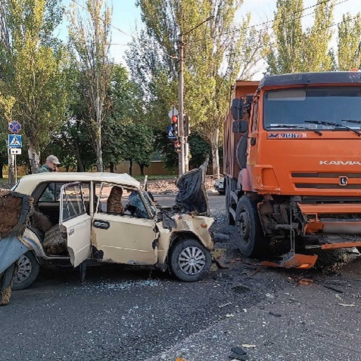 В Донецке водитель КАМАЗа не уступил дорогу и столкнулся со встречным  автомобилем - KP.RU