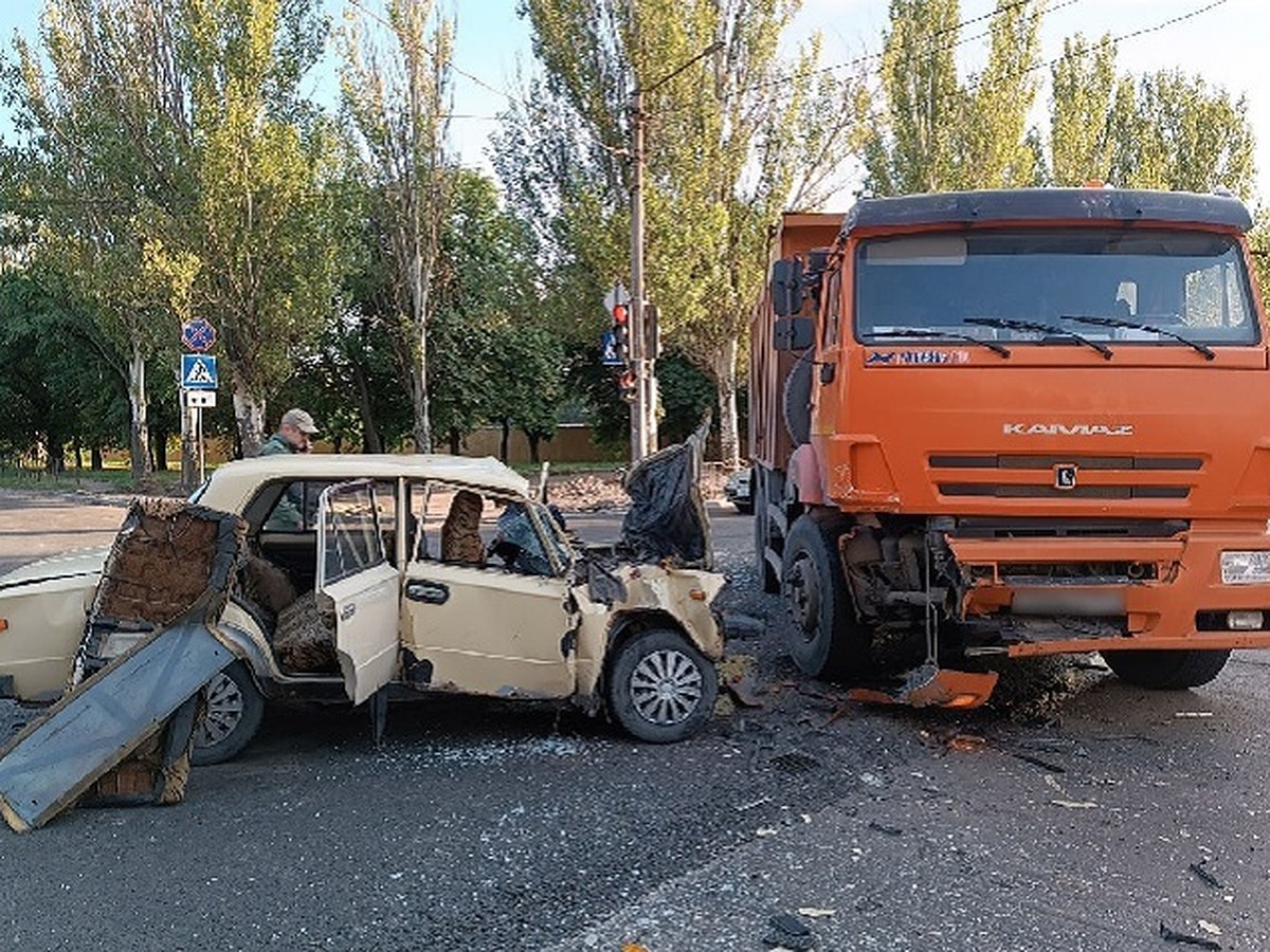 В Донецке водитель КАМАЗа не уступил дорогу и столкнулся со встречным  автомобилем - KP.RU