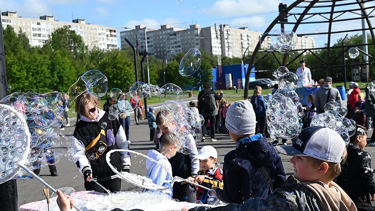 С ромашками и мыльными пузырями. В Мурманской области отметили День семьи,  любви и верности - KP.RU