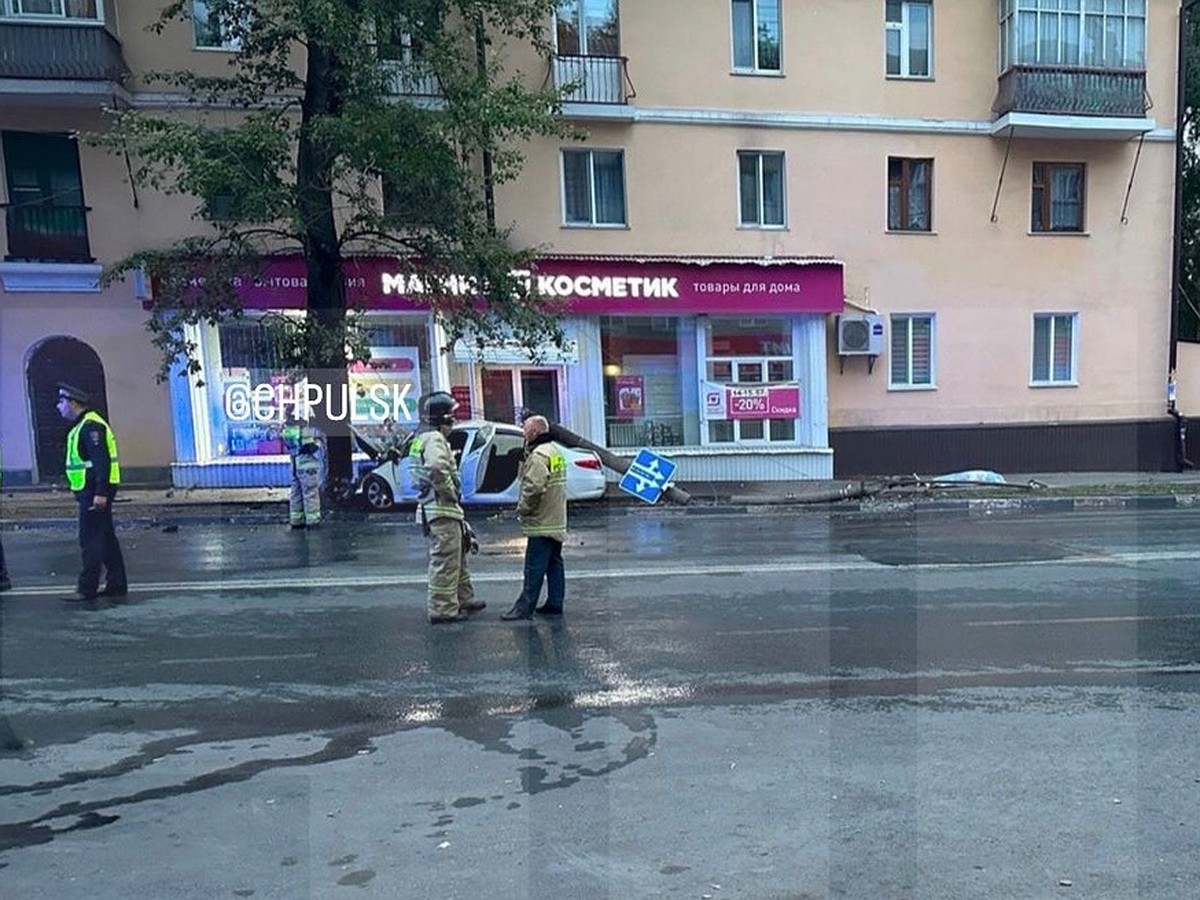 В ДТП на улице Гагарина в Ульяновске, где «Пежо» врезался в столб и  загорелся, погиб пассажир - KP.RU