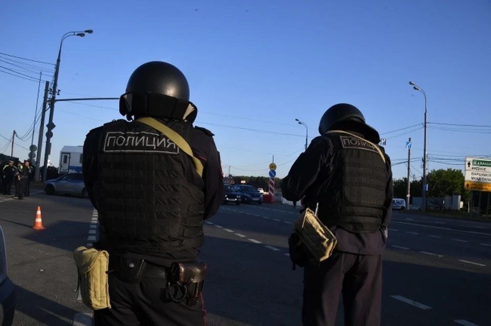 Вход в здание перекрыт, посторонних временно не впускают