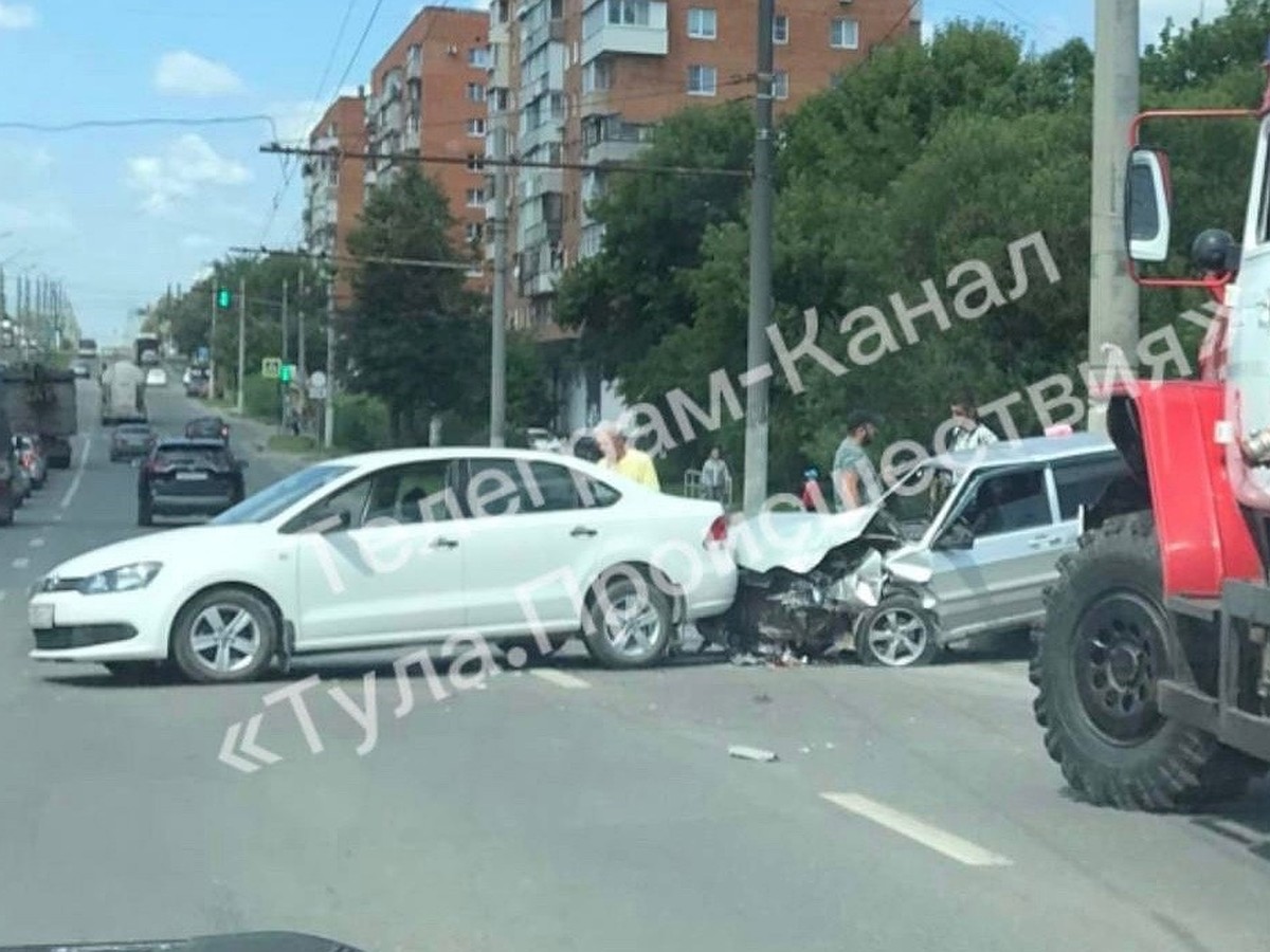 В Туле из-за ДТП на улице Ложевой образовалась серьезная пробка - KP.RU