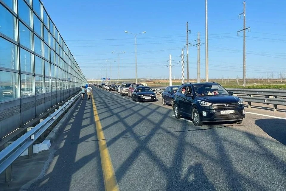 Трасса м4. Крымский мост сейчас. Пробка на крымском мосту последние новости. Пробка на мосту. Пробка на крымском мосту последние новости.