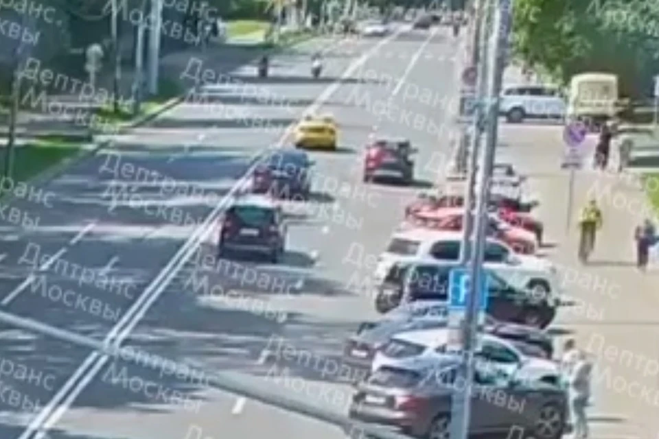 На месте аварии работают оперативные службы города