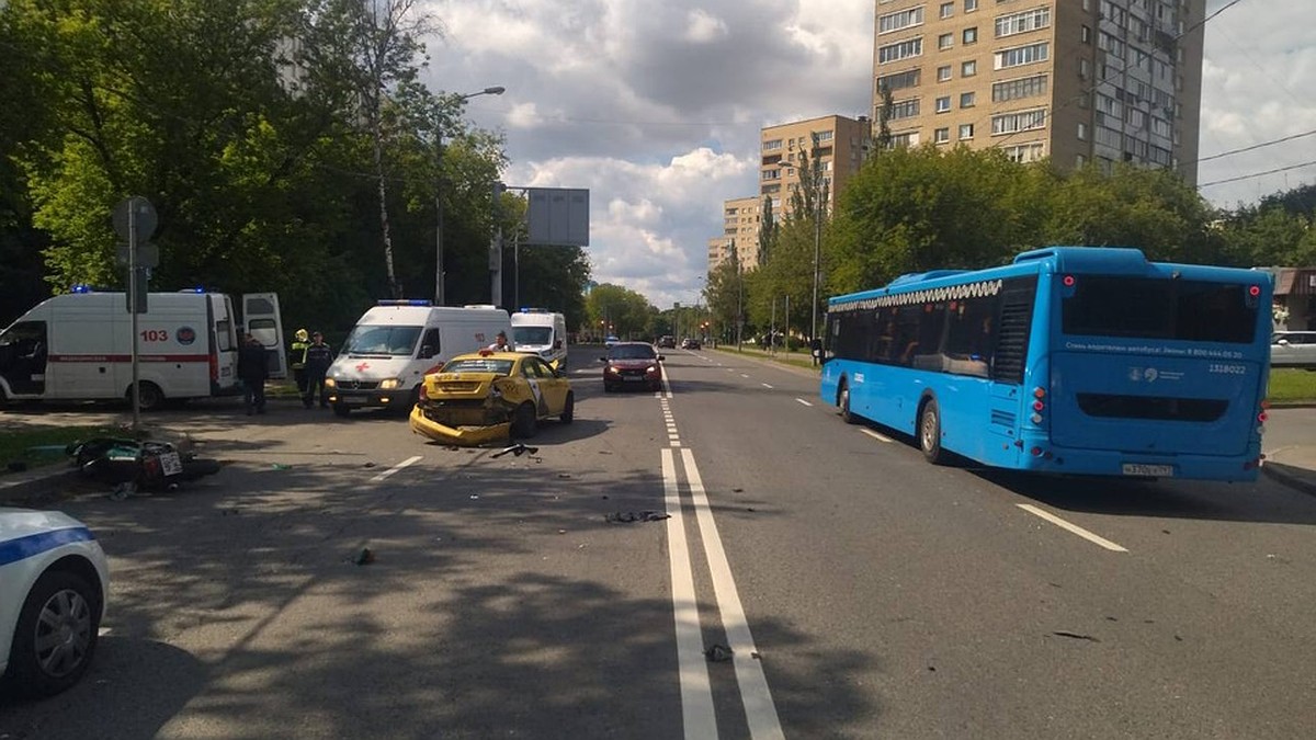 Два мотоциклиста пострадали в ДТП на улице Маршала Бирюзова в Москве - KP.RU