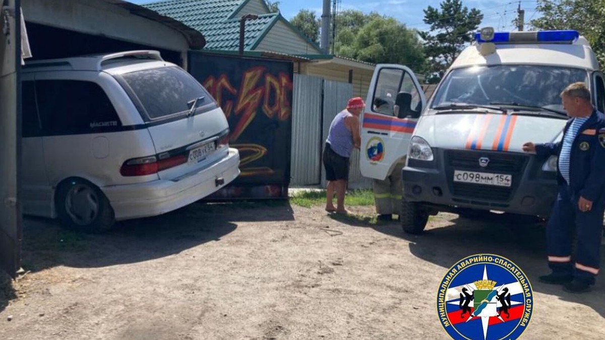 Колеса авто заблокировали выход: новосибирец застрял в обрушившейся  смотровой яме - KP.RU