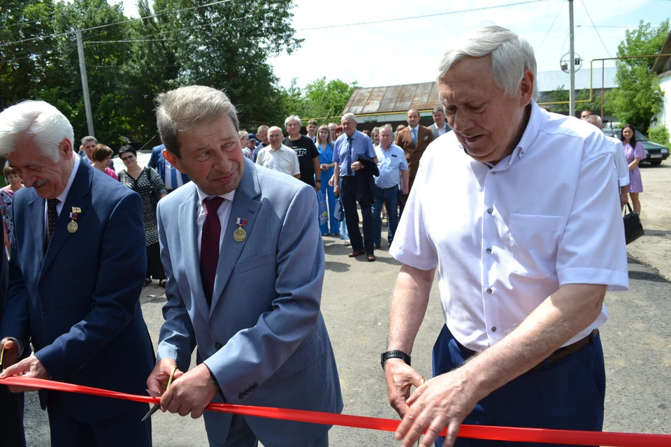 Перерезать ленточку в момент открытия новых ворот поручено почетным гостям и генеральному директору.