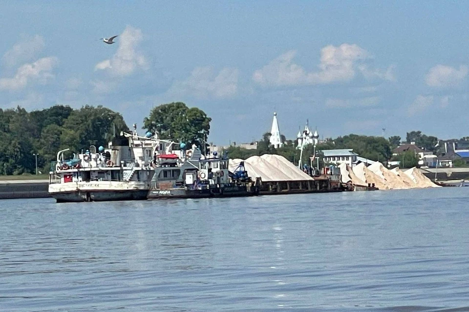 Груженая баржа села на мель на Волге в районе Балахны - KP.RU