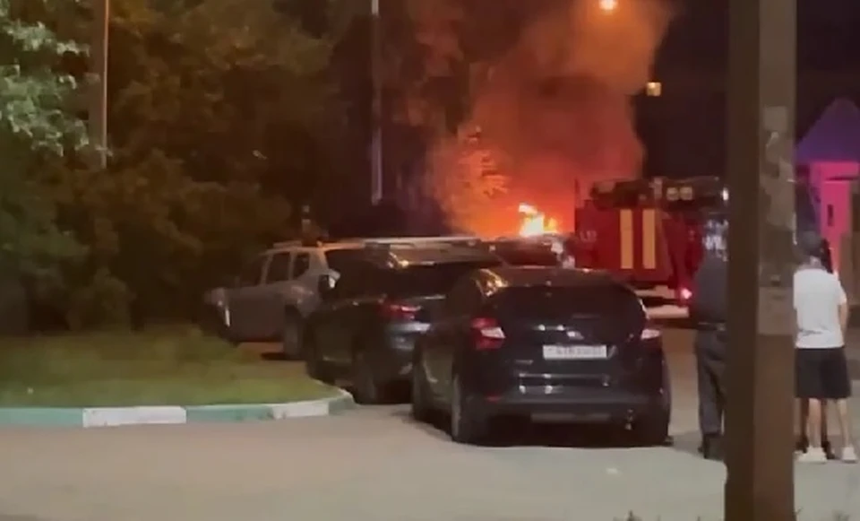 Автомобиль горел открытым огнем. Фото: скриншот видео телеграм-канала «В курсе 22»