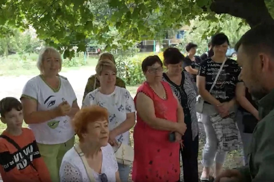 Денис Пушилин встретился с жителями тылового города Снежное на востоке Республики и обсудил беспокоящие их проблемы. Фото: ТГ/Пушилин